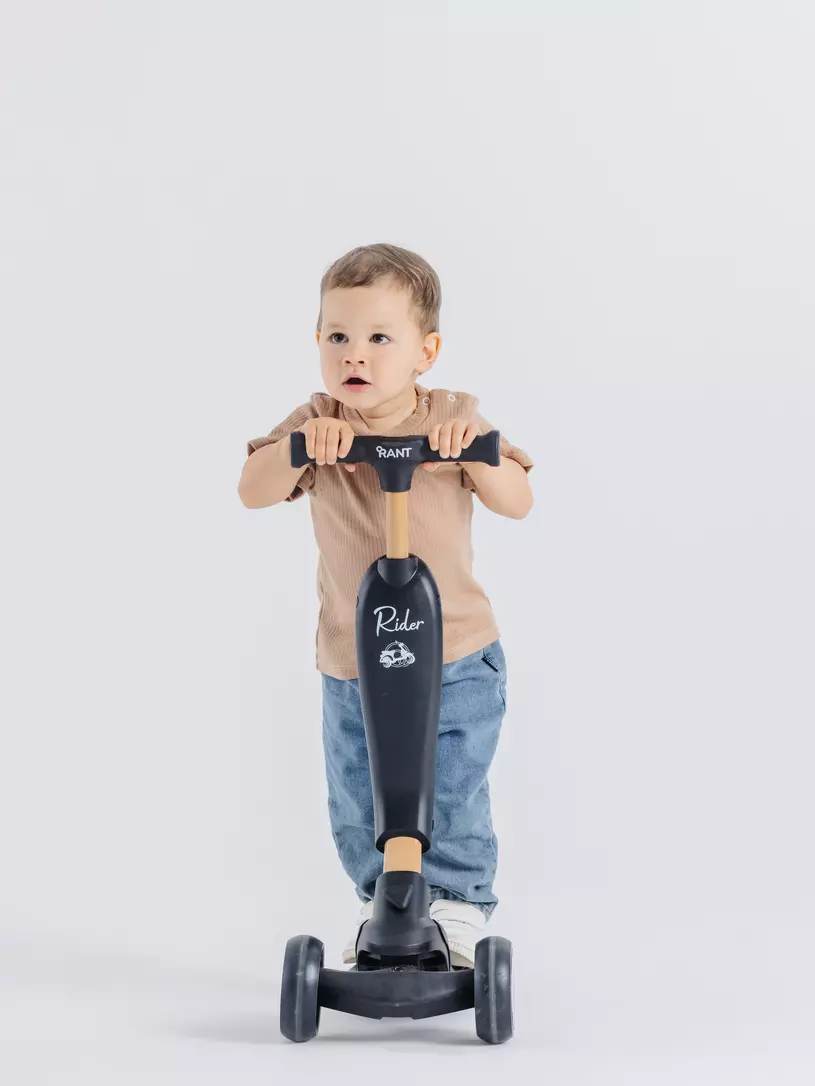 Беговел-самокат Rant Rider со светящимися колесами черный