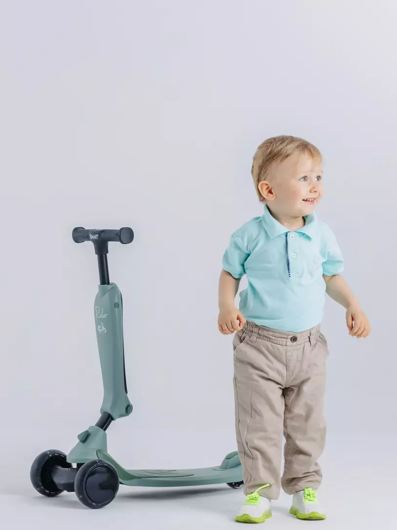 Беговел-самокат Rant Rider Plus со светящимися колесами зеленый