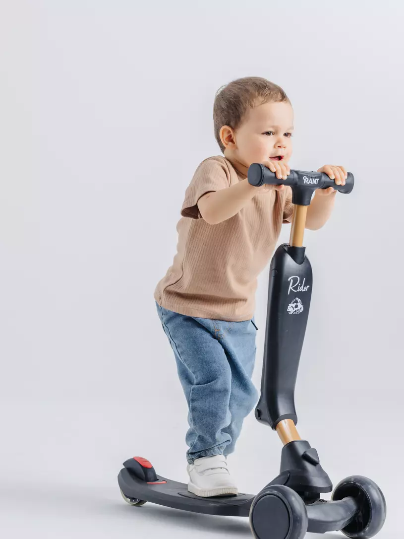 Беговел-самокат Rant Rider со светящимися колесами черный