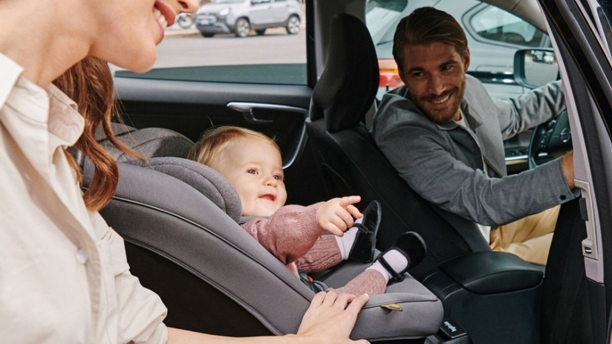 Автокресло Inglesina Darwin Next Stage i-Size (0-18 кг), цвет Vulcan Black